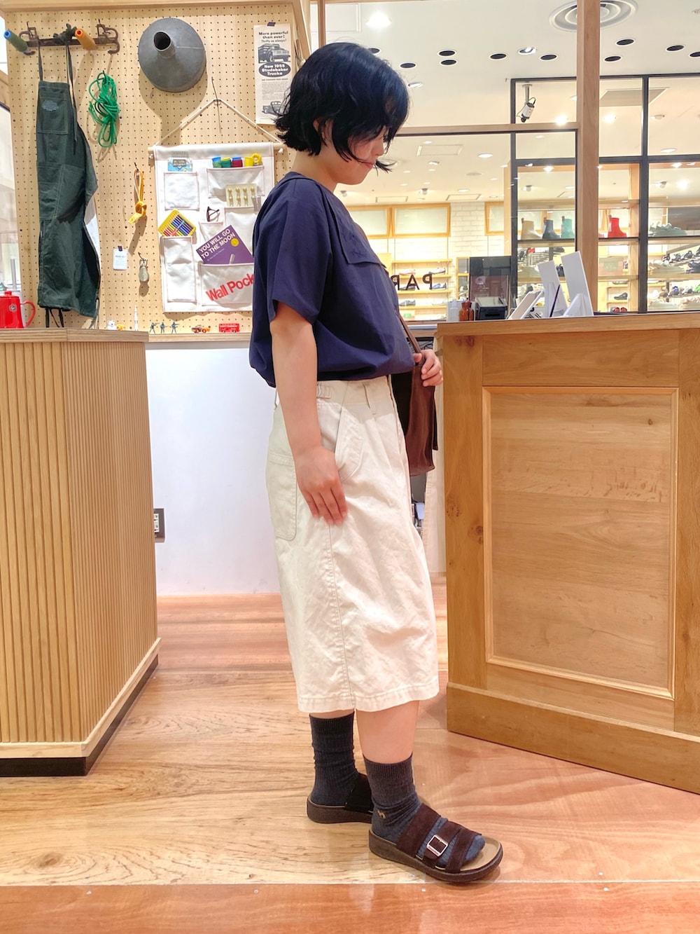 ブルー系のシャツ/ブラウス、ホワイト系のその他パンツ、ブラウン系のショルダーバッグを着用したレディースの夏コーディネートの2枚目の写真