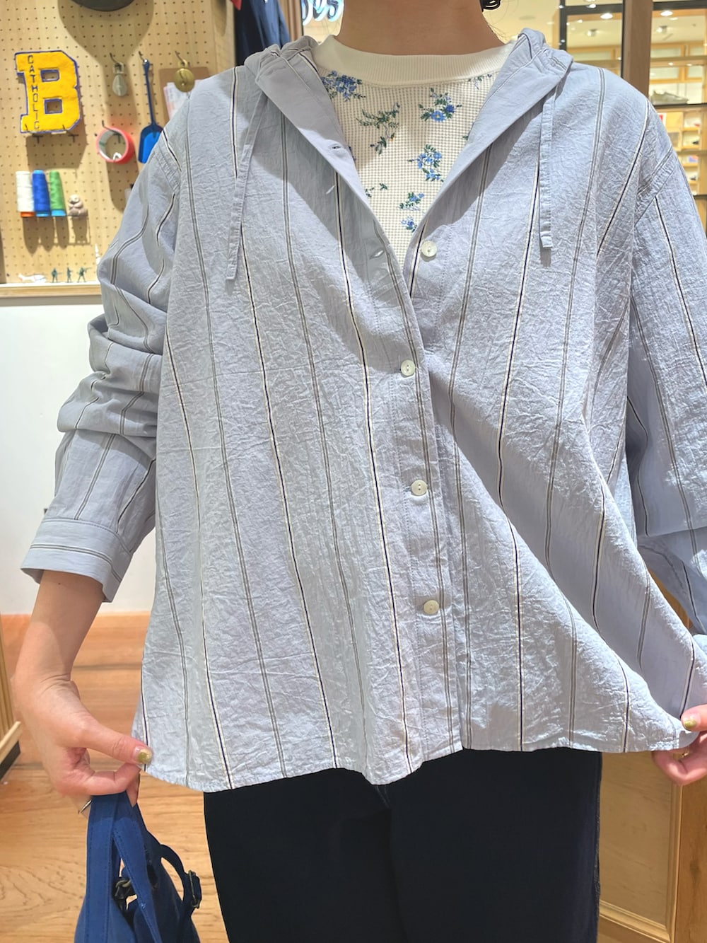 ブルー系のトートバッグ、ブルー系のデニムパンツ、ブルー系のシャツ/ブラウスを着用したレディースの冬コーディネートの4枚目の写真