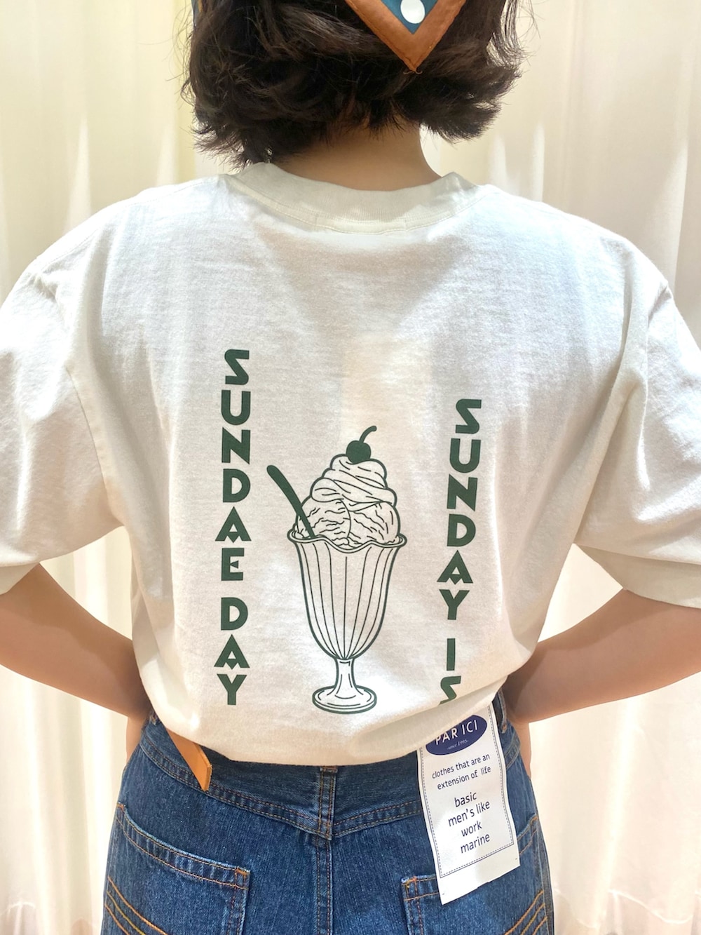 ブルー系のデニムパンツ、ホワイト系のTシャツ/カットソー、ブラウン系のベルトを着用したレディースの夏コーディネートの5枚目の写真