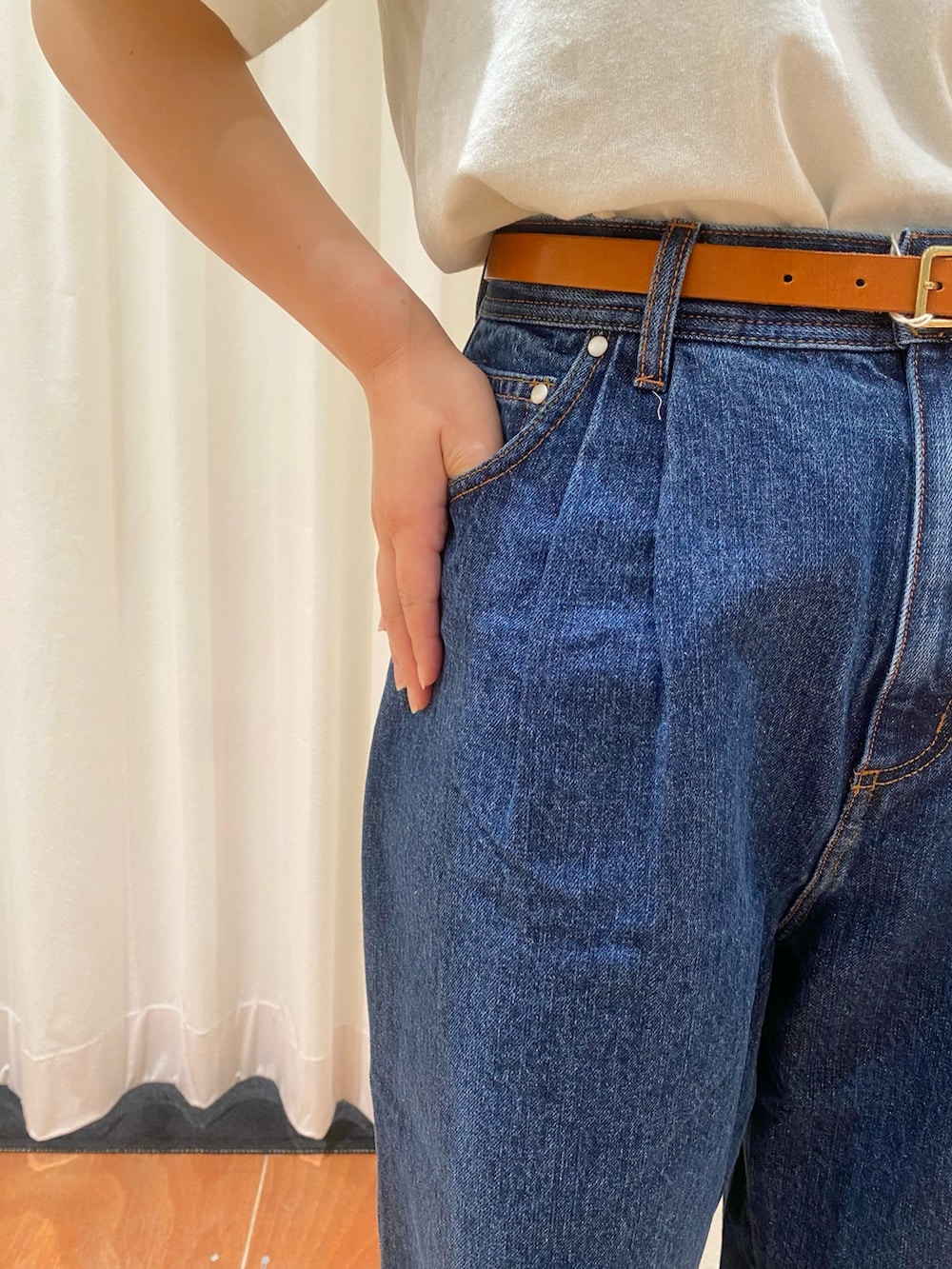 ブルー系のデニムパンツ、ホワイト系のTシャツ/カットソー、ブラウン系のベルトを着用したレディースの夏コーディネートの8枚目の写真