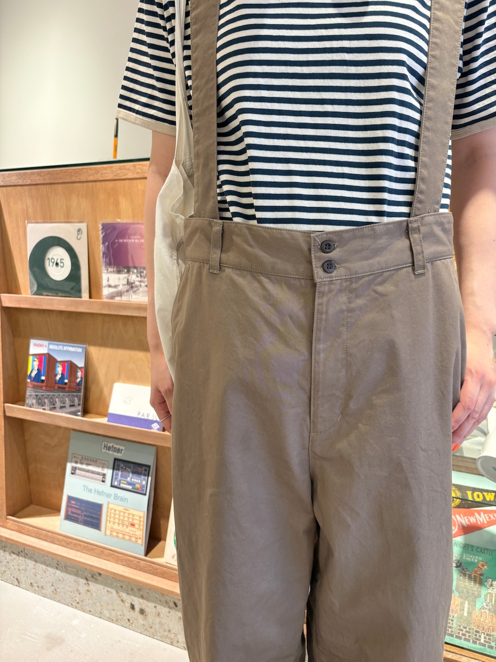 グリーン系のTシャツ/カットソー、グリーン系のその他パンツを着用したレディースの夏コーディネートの4枚目の写真