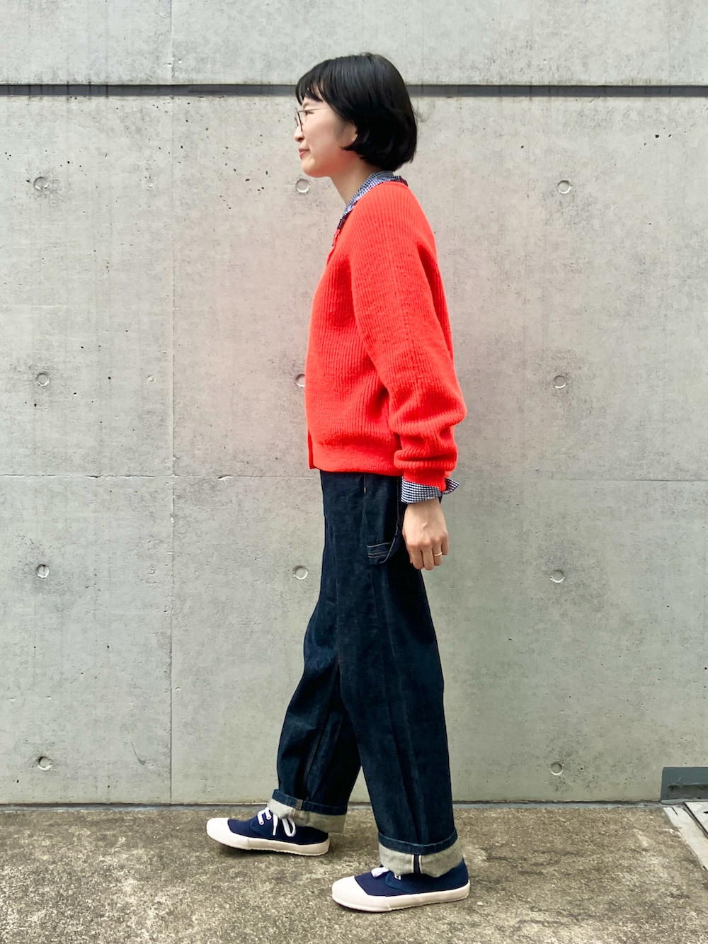ブルー系のシャツ/ブラウス、オレンジ系のカーディガン/ボレロ、ブルー系のデニムパンツを着用したレディースの秋コーディネートの2枚目の写真