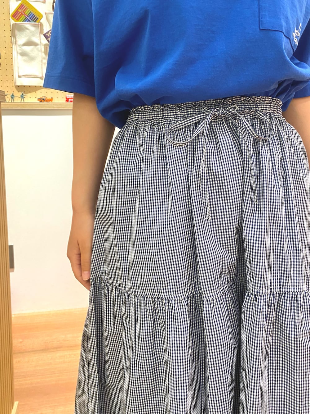ブルー系のスカート、ブルー系のTシャツ/カットソー、ブルー系のキャップを着用したレディースの夏コーディネートの5枚目の写真