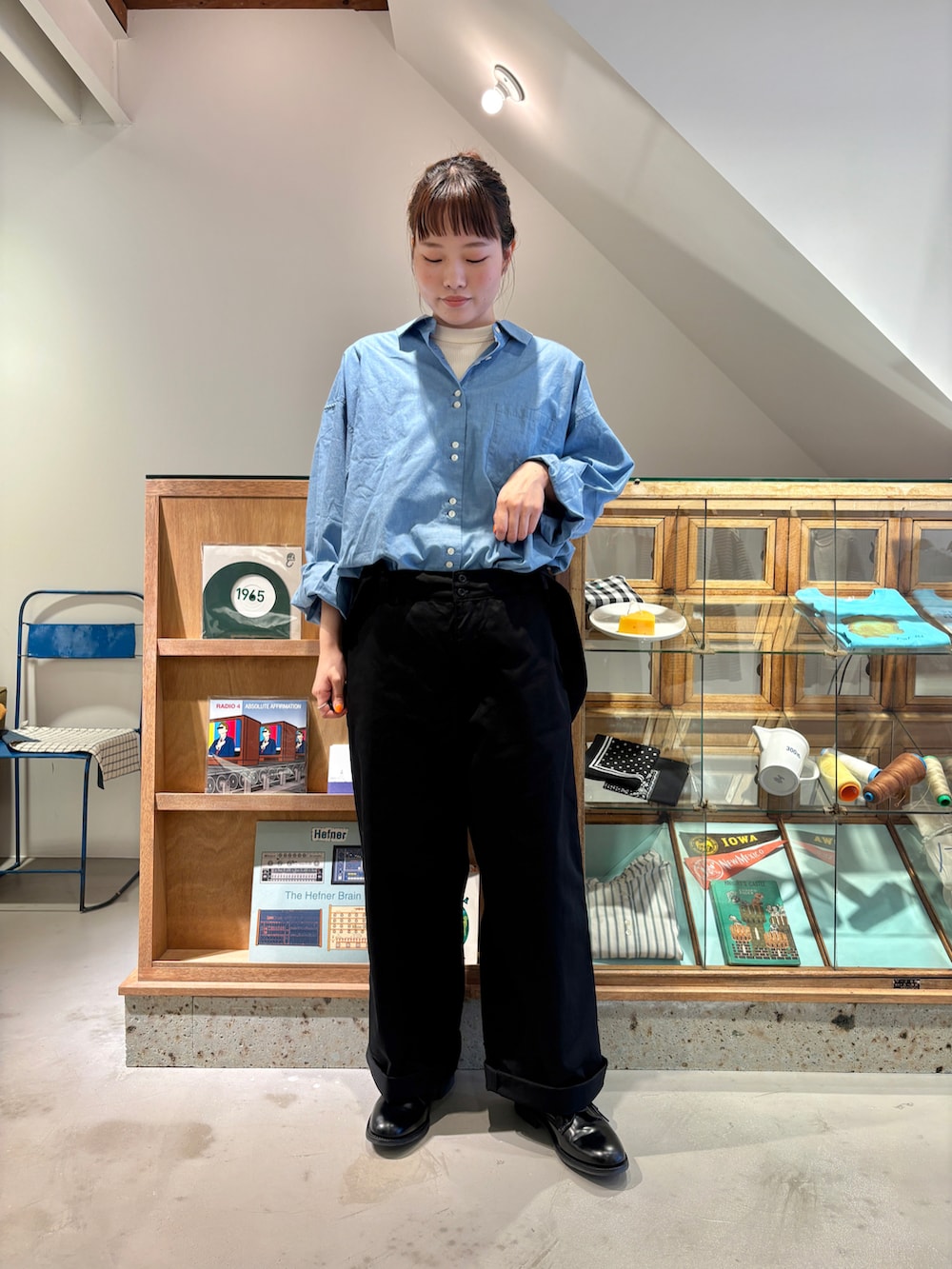 ブルー系のシャツ/ブラウス、ホワイト系のTシャツ/カットソー、ブラック系のその他パンツを着用したレディースの夏コーディネートの4枚目の写真