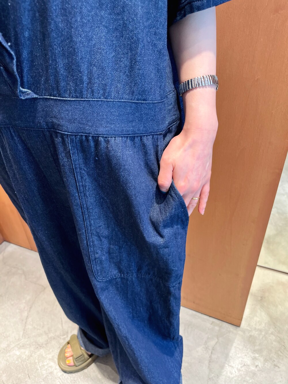 ブルー系のつなぎ/オールインワン、イエロー系のTシャツ/カットソーを着用したレディースの春コーディネートの4枚目の写真