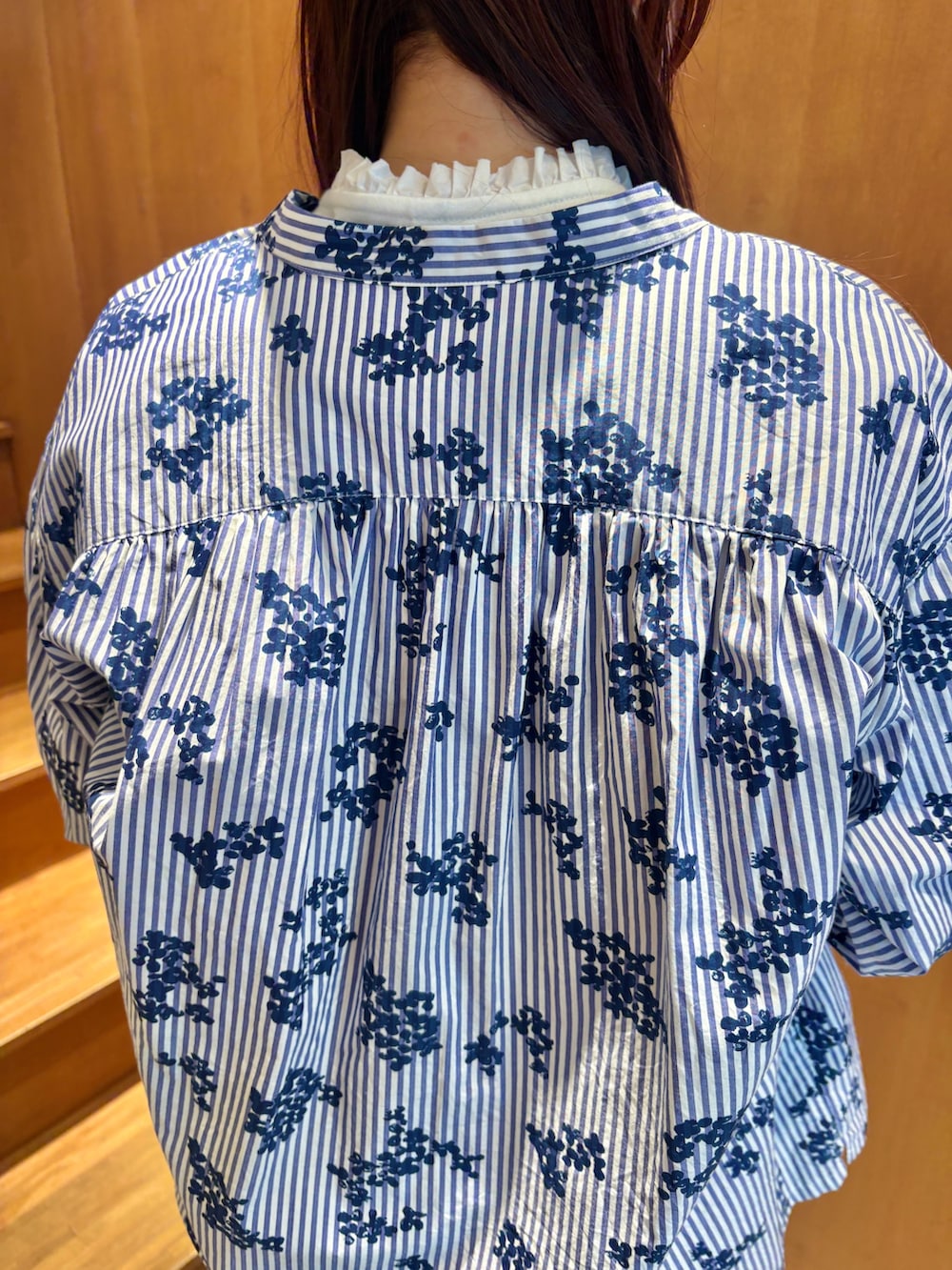 ホワイト系のTシャツ/カットソー、ブルー系のシャツ/ブラウス、ホワイト系のトートバッグを着用したレディースの春コーディネートの8枚目の写真