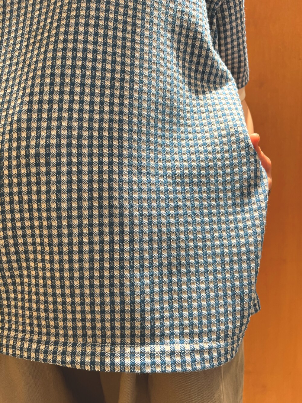 ブルー系のTシャツ/カットソー、グレー系のその他パンツを着用したレディースの夏コーディネートの4枚目の写真