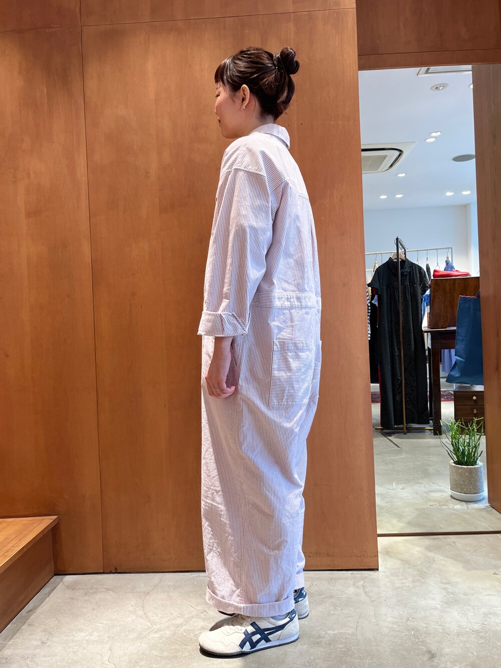 レッド系のつなぎ/オールインワン、オレンジ系のTシャツ/カットソーを着用したレディースの春コーディネートの2枚目の写真