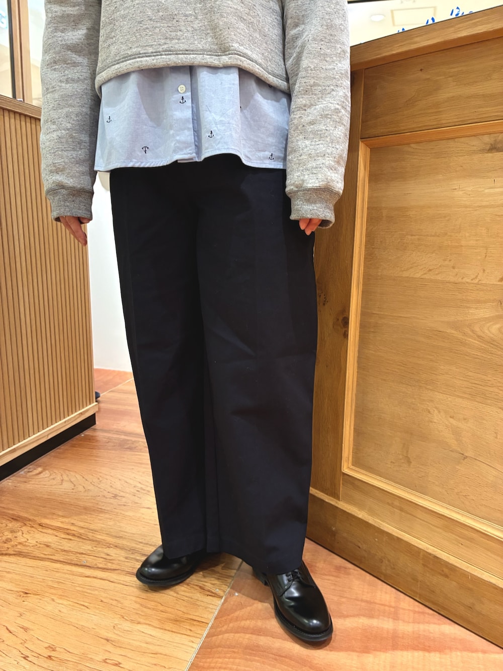 グレー系のスウェット、ブルー系のシャツ/ブラウス、ブルー系のブルゾンを着用したレディースの冬コーディネートの7枚目の写真