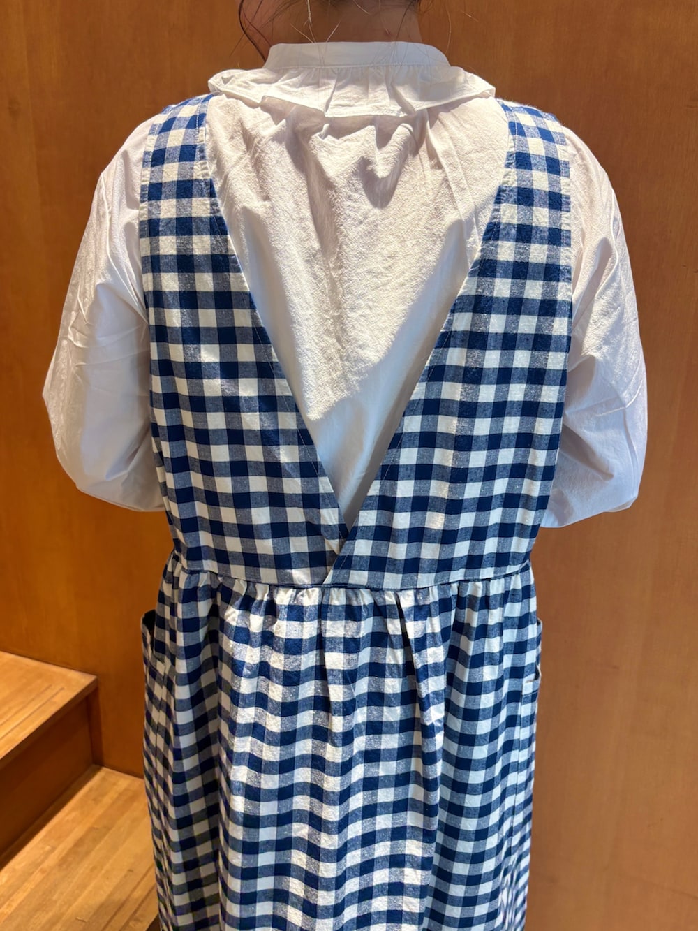 ブルー系のカバーオール、ブルー系のワンピース、ホワイト系のシャツ/ブラウスを着用したレディースの春コーディネートの9枚目の写真