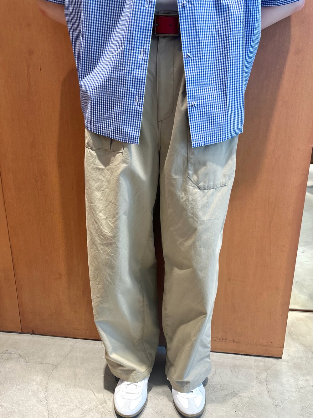 ブルー系のシャツ/ブラウス、その他のタンクトップ、ベージュ系のその他パンツを着用したレディースの春コーディネートの3枚目の写真