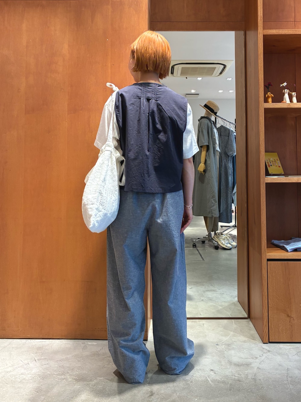 ブルー系のベスト、ホワイト系のTシャツ/カットソー、ブルー系のその他パンツを着用したレディースの夏コーディネートの3枚目の写真