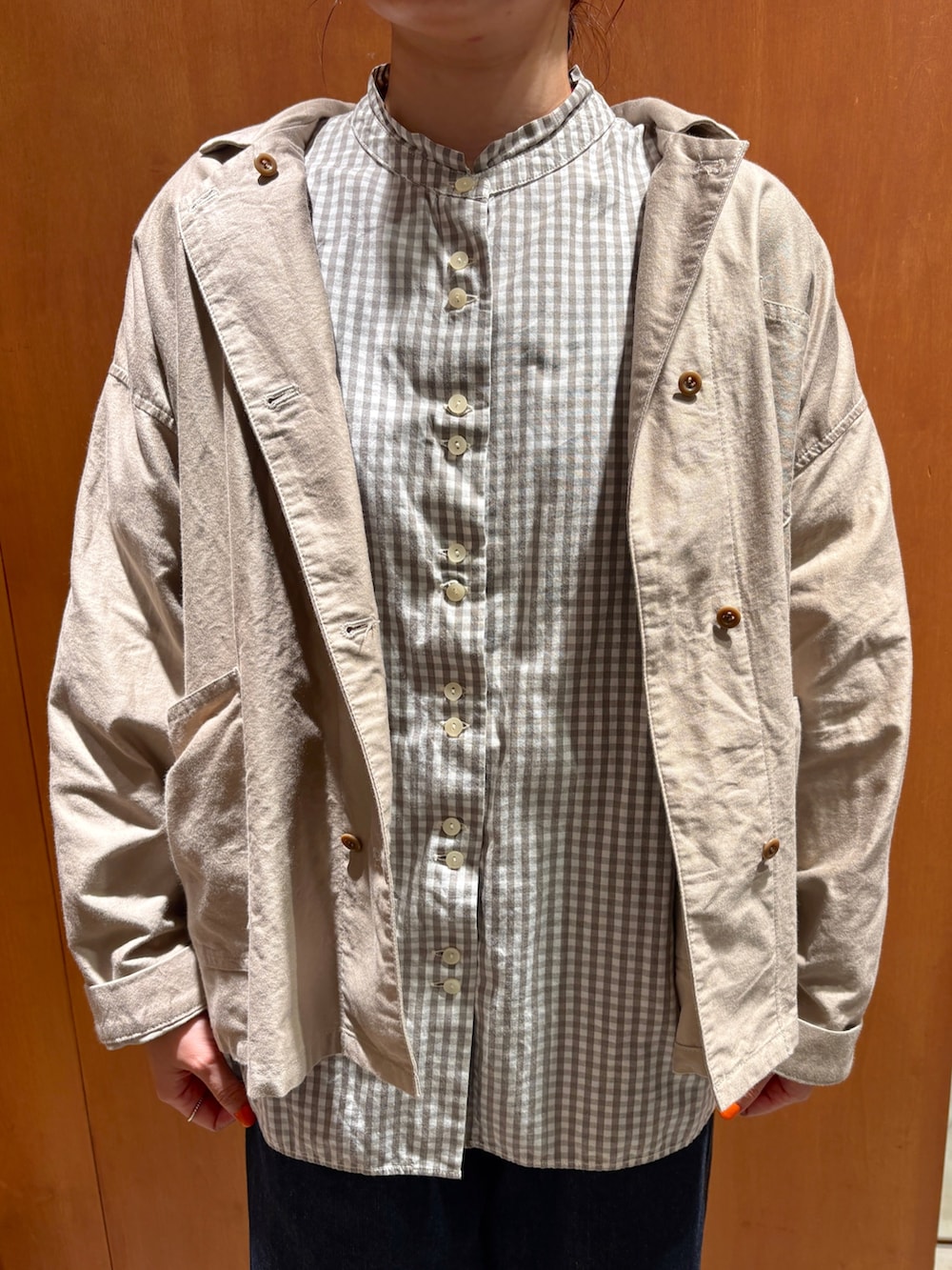 グレー系のシャツ/ブラウス、ベージュ系のシャツ/ブラウス、ブルー系のデニムパンツを着用したレディースの秋コーディネートの4枚目の写真
