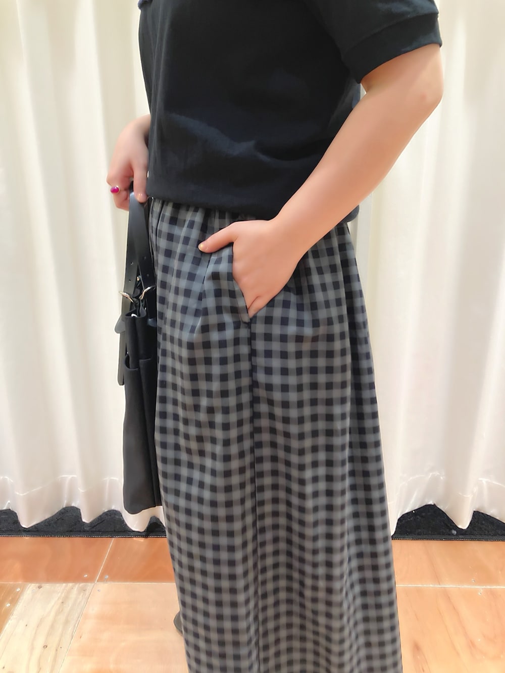 ブラック系のTシャツ/カットソー、グレー系のスカート、ブルー系の付け襟を着用したレディースの夏コーディネートの4枚目の写真