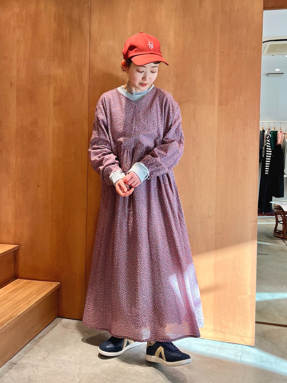レッド系のワンピース、グレー系のTシャツ/カットソーを着用したレディースの冬コーディネートの2枚目の写真