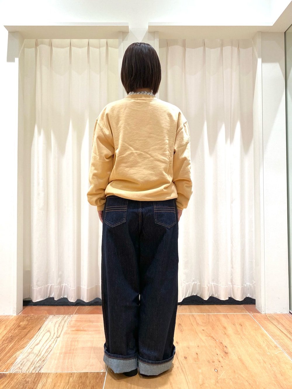 ブルー系のデニムパンツ、ブラウン系のモカシン/デッキシューズ、その他のシャツ/ブラウスを着用したレディースの秋コーディネートの3枚目の写真