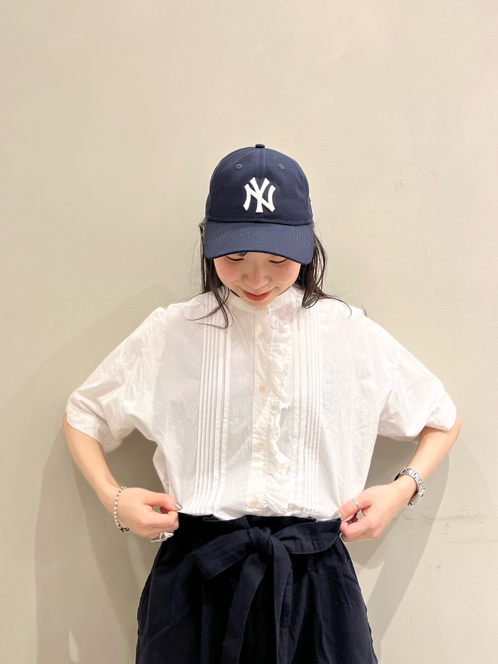 ホワイト系のシャツ/ブラウス、ブラック系のその他パンツを着用したレディースの春コーディネートの4枚目の写真