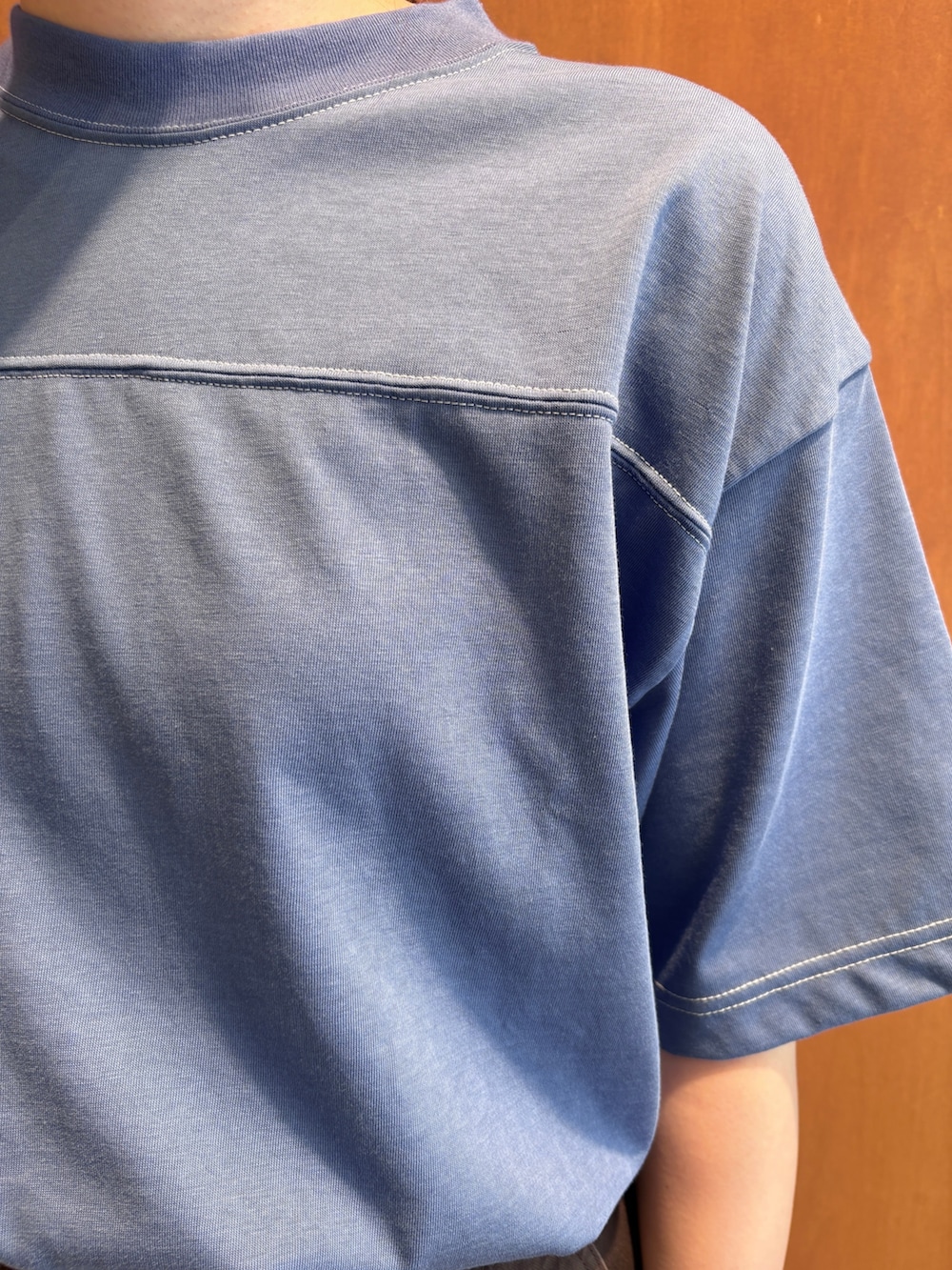 その他のシャツ/ブラウス、ブルー系のTシャツ/カットソー、ブラウン系のその他パンツを着用したレディースの夏コーディネートの6枚目の写真