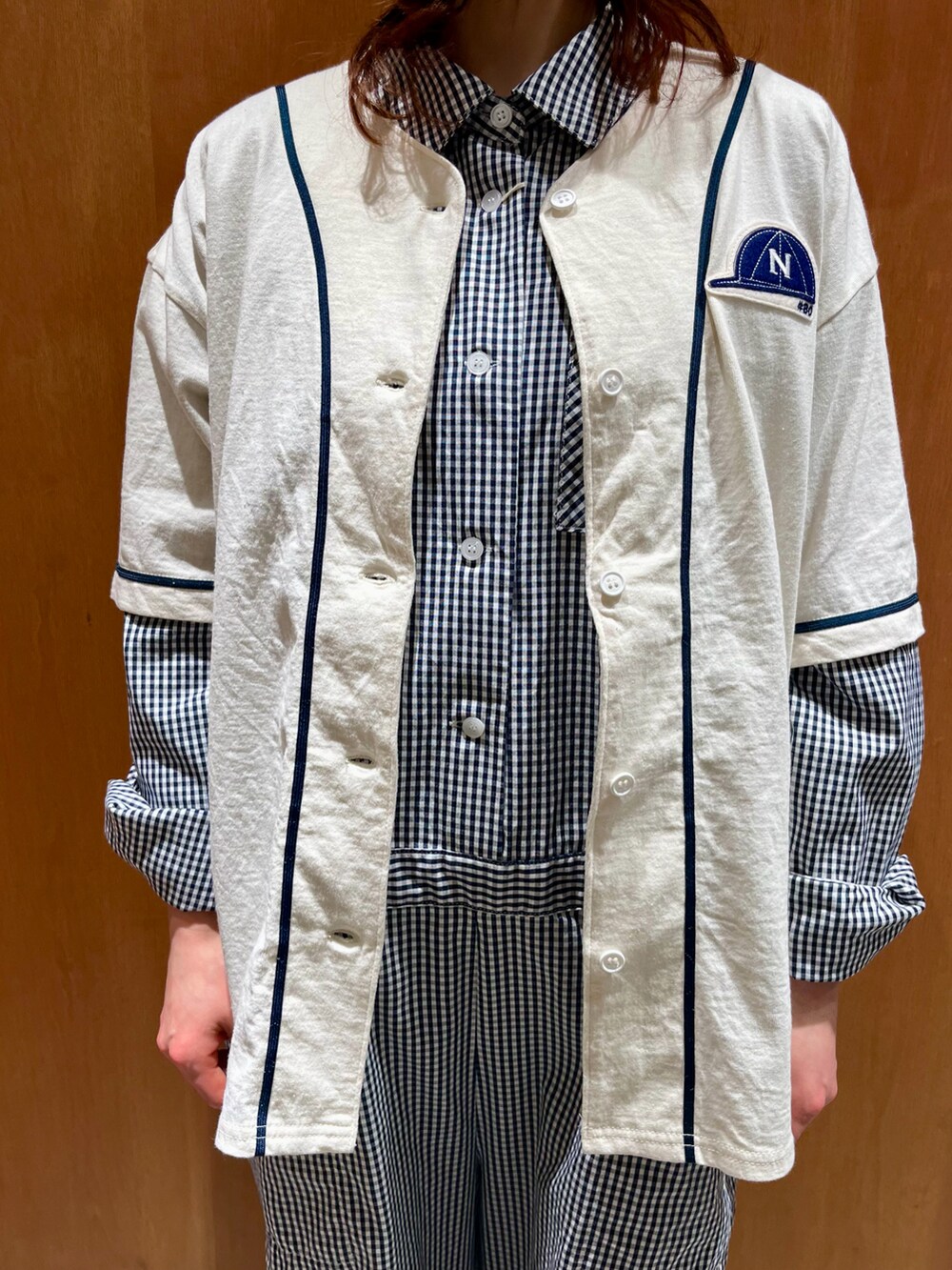 ホワイト系のTシャツ/カットソー、ブルー系のつなぎ/オールインワンを着用したレディースの春コーディネートの4枚目の写真