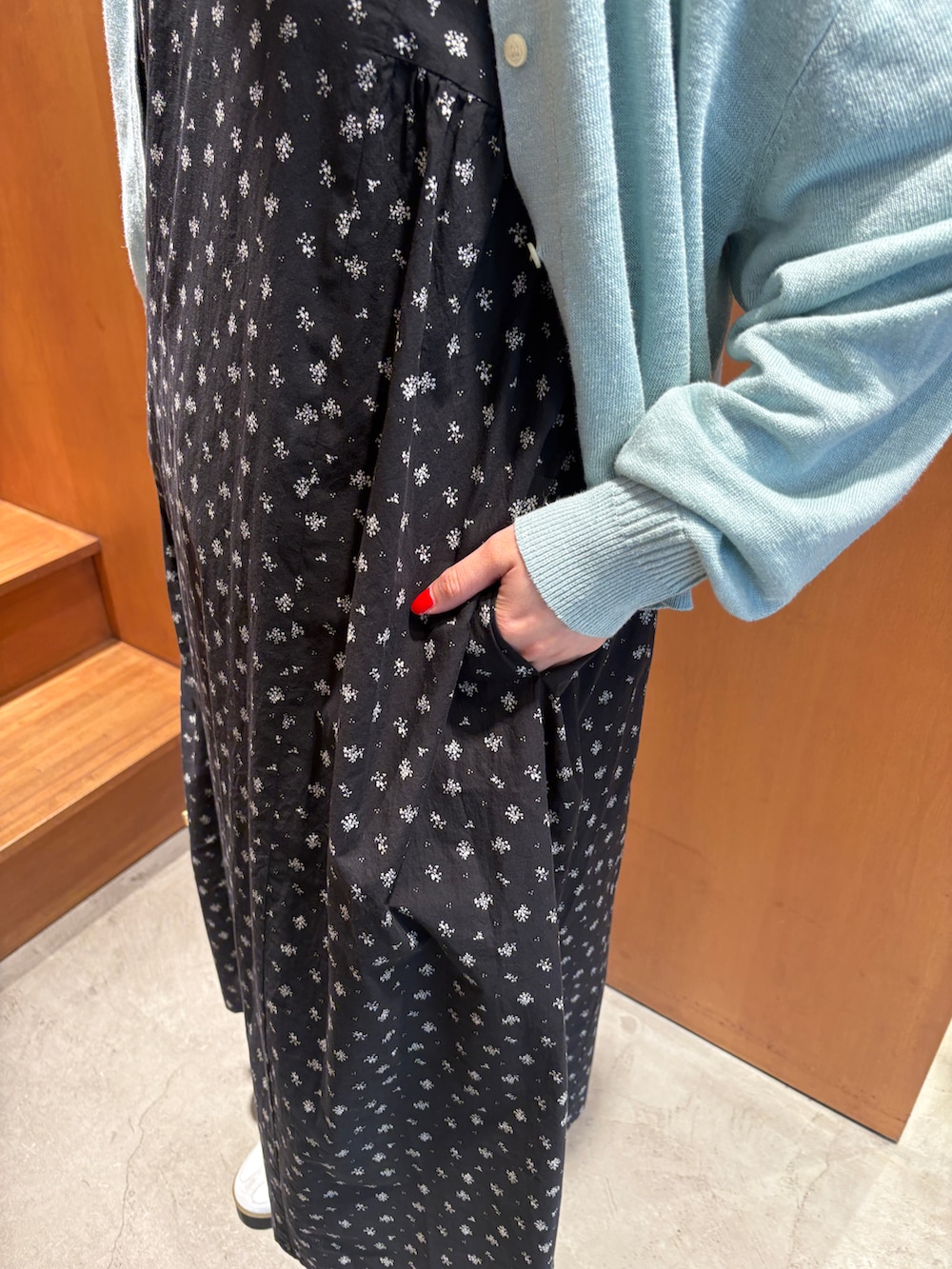 ブラック系のワンピース、ホワイト系のTシャツ/カットソー、ブルー系のカーディガン/ボレロを着用したレディースの春コーディネートの5枚目の写真