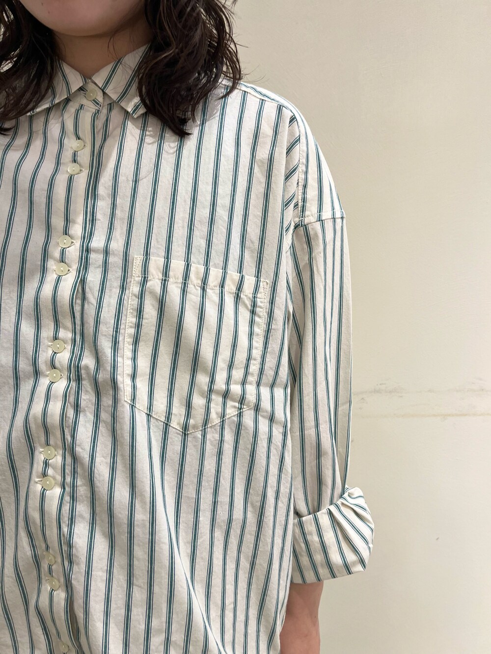 グリーン系のシャツ/ブラウス、ベージュ系のチノパンツを着用したレディースの夏コーディネートの4枚目の写真