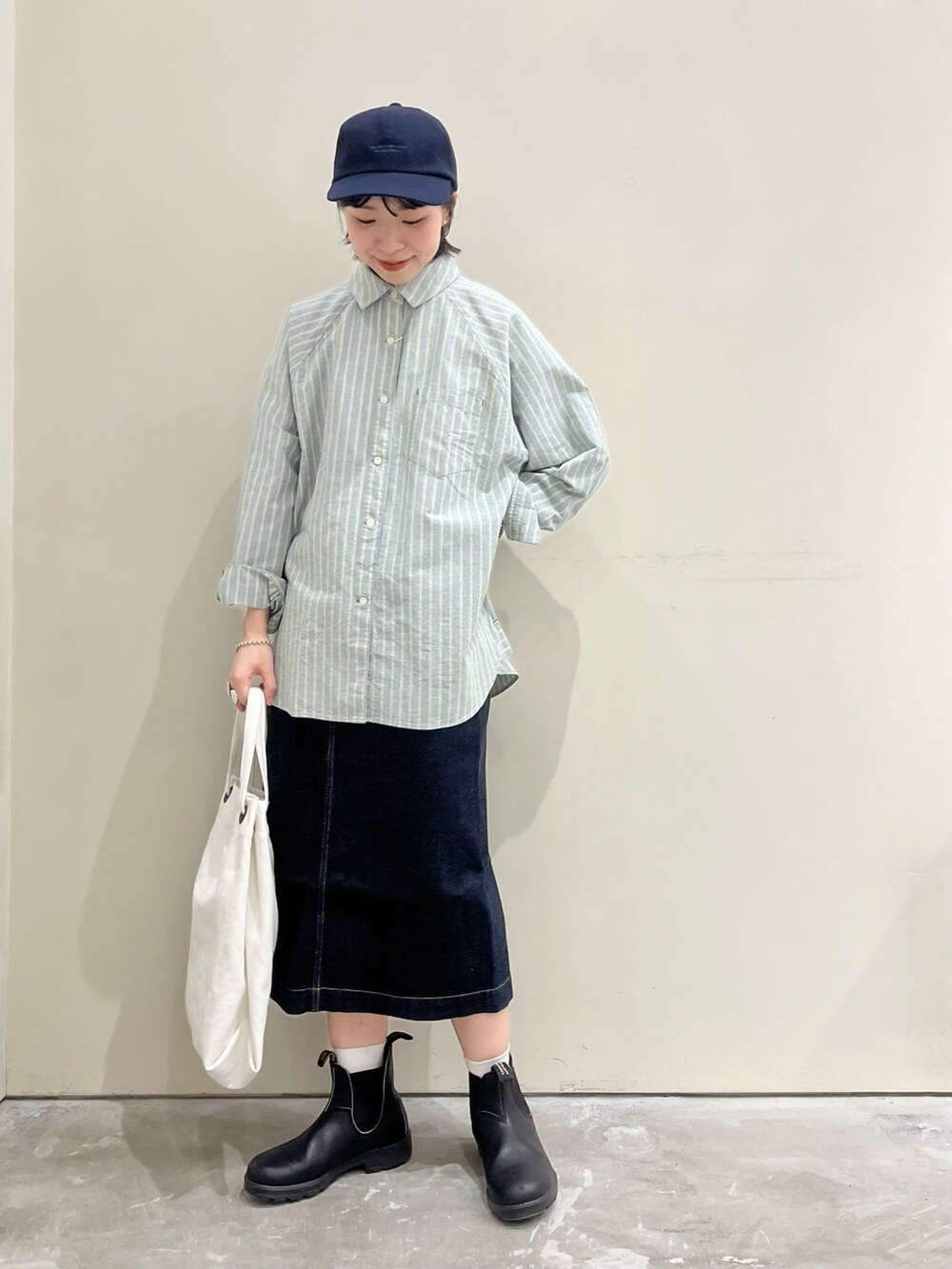 グリーン系のシャツ/ブラウス、ホワイト系のトートバッグを着用したレディースの夏コーディネートの2枚目の写真