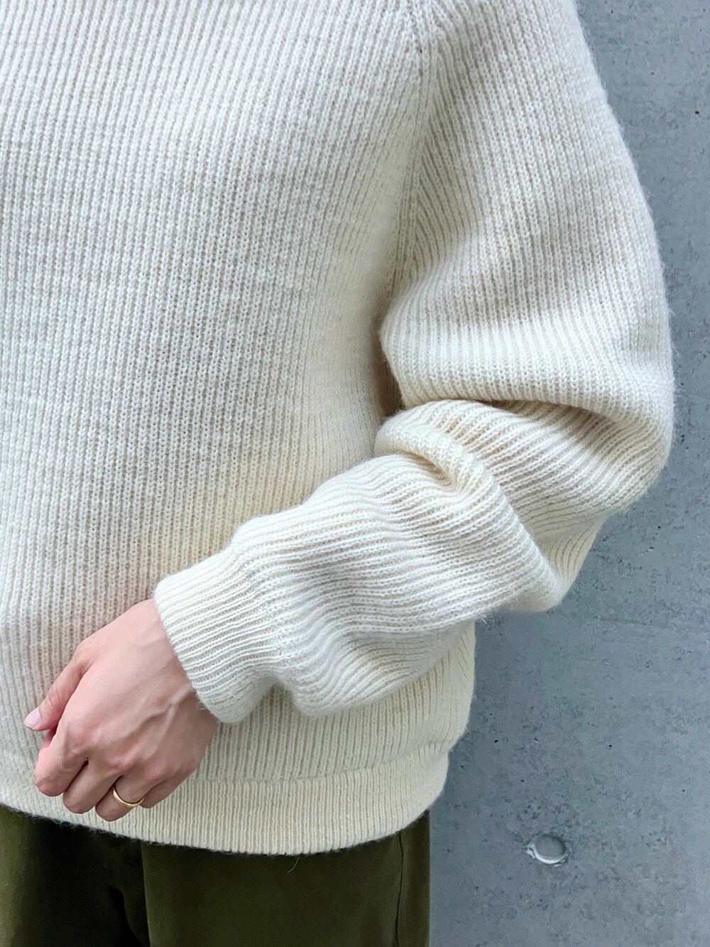 ホワイト系のニット/セーター、レッド系のTシャツ/カットソー、グリーン系のカーゴパンツを着用したレディースの秋コーディネートの5枚目の写真