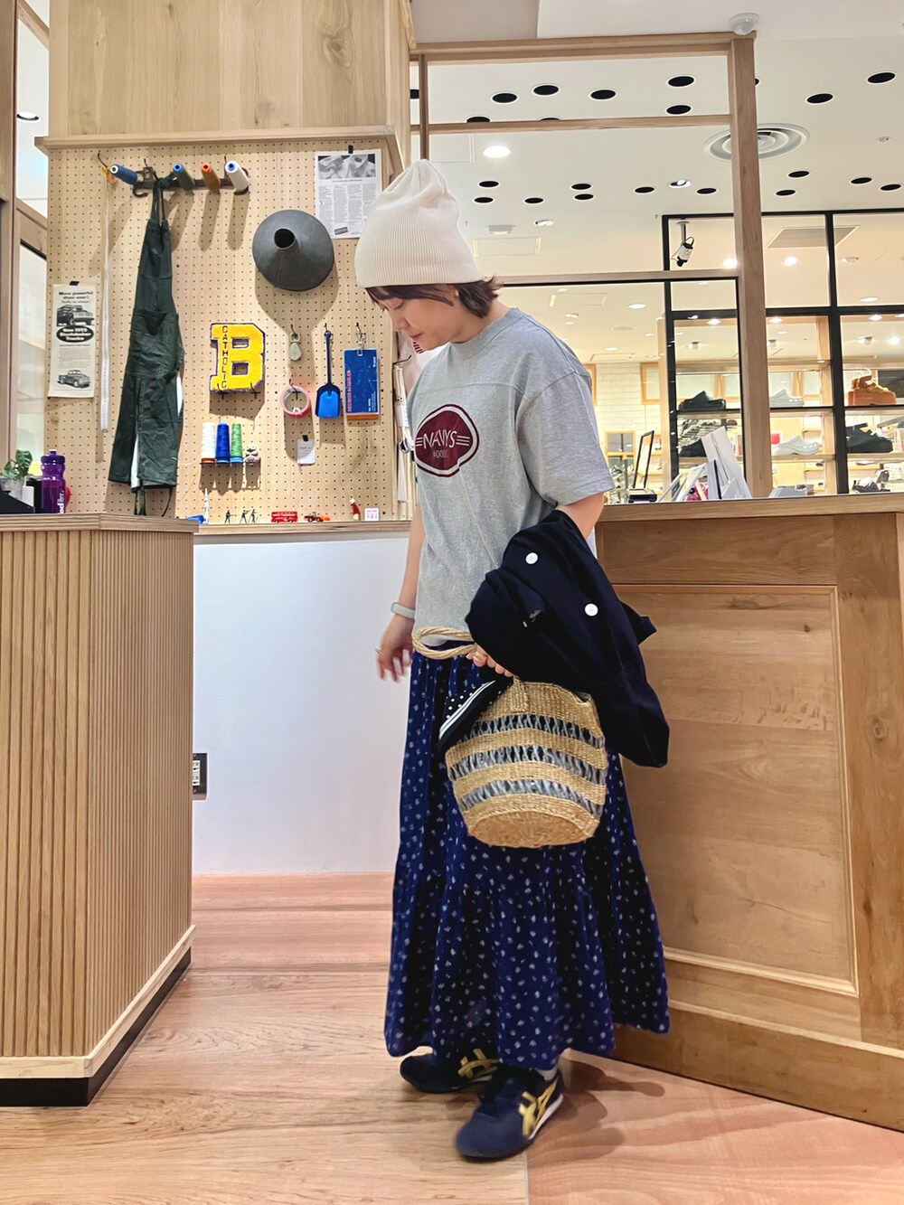 ブルー系のシャツ/ブラウス、グレー系のTシャツ/カットソー、ブルー系のスカートを着用したレディースの春コーディネートの3枚目の写真