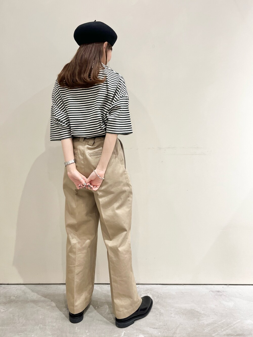 グリーン系のTシャツ/カットソー、ベージュ系のチノパンツを着用したレディースの春コーディネートの2枚目の写真