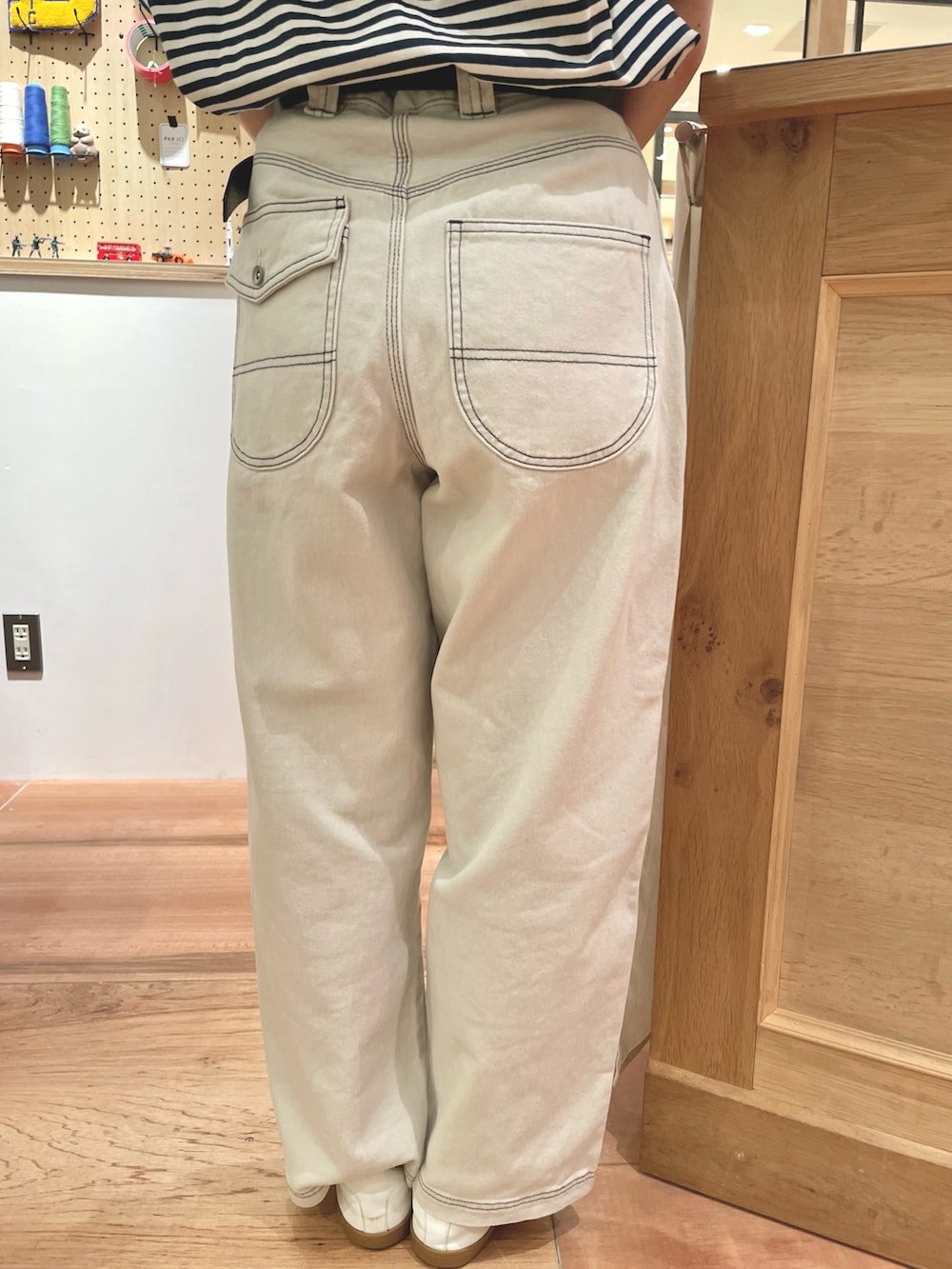 グリーン系のTシャツ/カットソー、ブルー系のカーディガン/ボレロ、ホワイト系のデニムパンツを着用したレディースの夏コーディネートの4枚目の写真