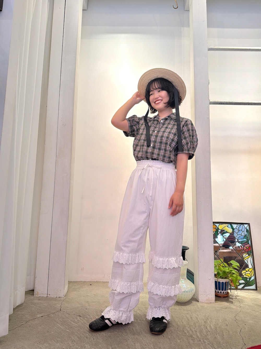 グリーン系のシャツ/ブラウス、ホワイト系のその他パンツを着用したレディースの夏コーディネートの2枚目の写真