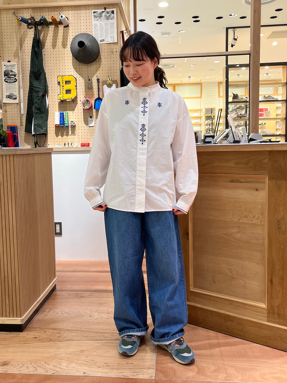 ホワイト系のシャツ/ブラウス、ブルー系のカバーオール、ブルー系のデニムパンツを着用したレディースの冬コーディネートの4枚目の写真