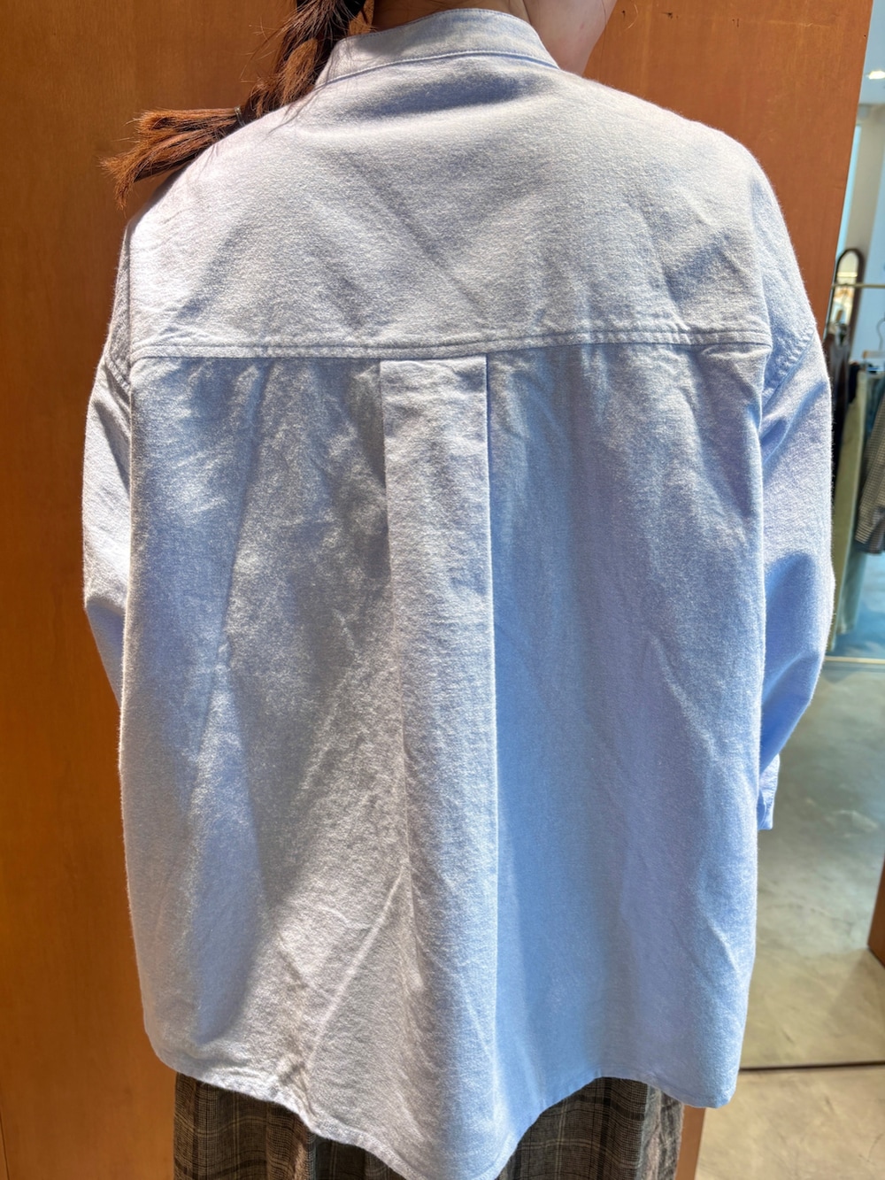 ブルー系のシャツ/ブラウス、ブラウン系のスカート、ブラウン系のモカシン/デッキシューズを着用したレディースの秋コーディネートの6枚目の写真