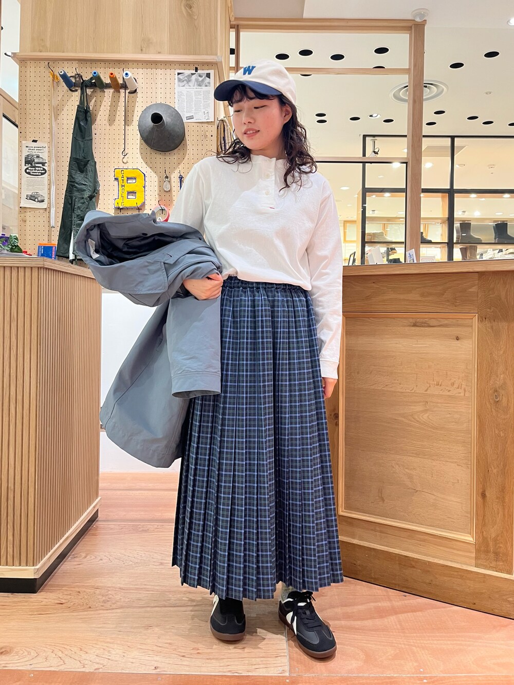 ホワイト系のTシャツ/カットソー、ブルー系のステンカラーコート、ブルー系のスカートを着用したレディースの冬コーディネートの2枚目の写真