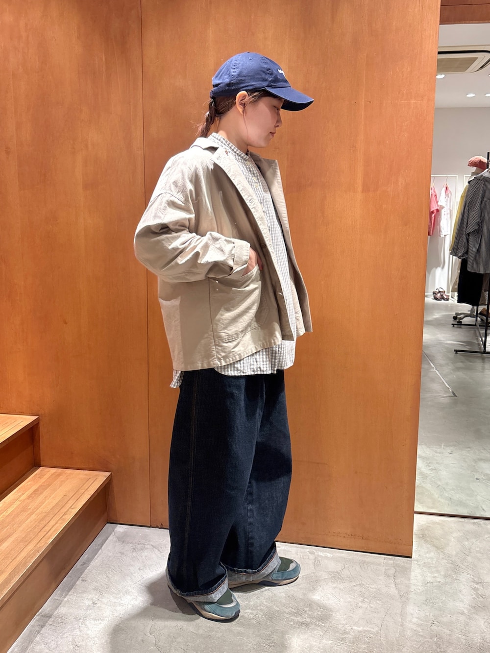 グレー系のシャツ/ブラウス、ベージュ系のシャツ/ブラウス、ブルー系のデニムパンツを着用したレディースの秋コーディネートの2枚目の写真