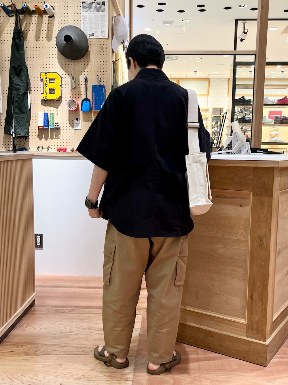 ホワイト系のシャツ/ブラウス、ベージュ系のカーゴパンツ、ホワイト系のショルダーバッグを着用したレディースの夏コーディネートの3枚目の写真