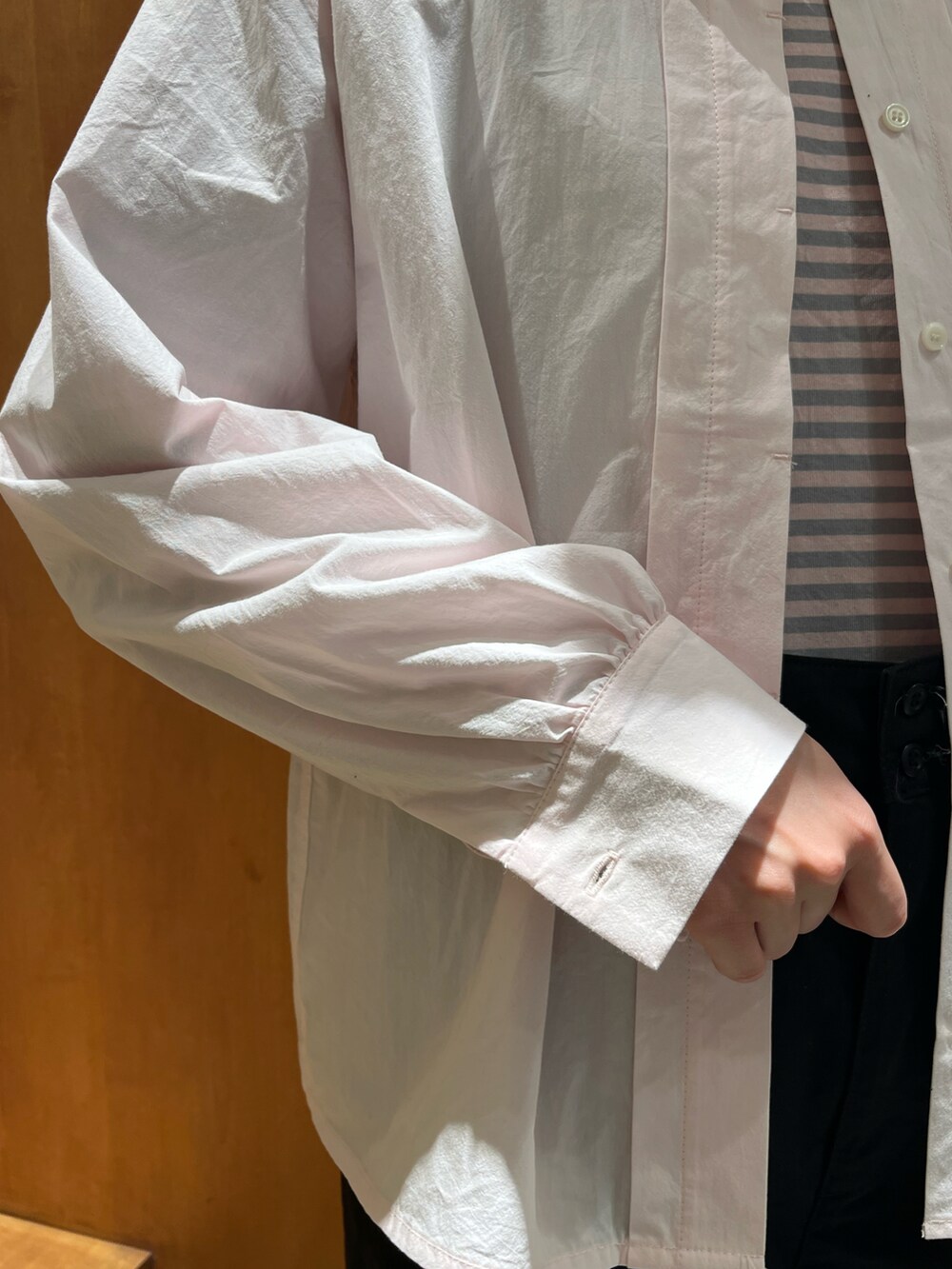 ピンク系のシャツ/ブラウス、ブラック系のその他パンツ、ピンク系のTシャツ/カットソーを着用したレディースの秋コーディネートの3枚目の写真