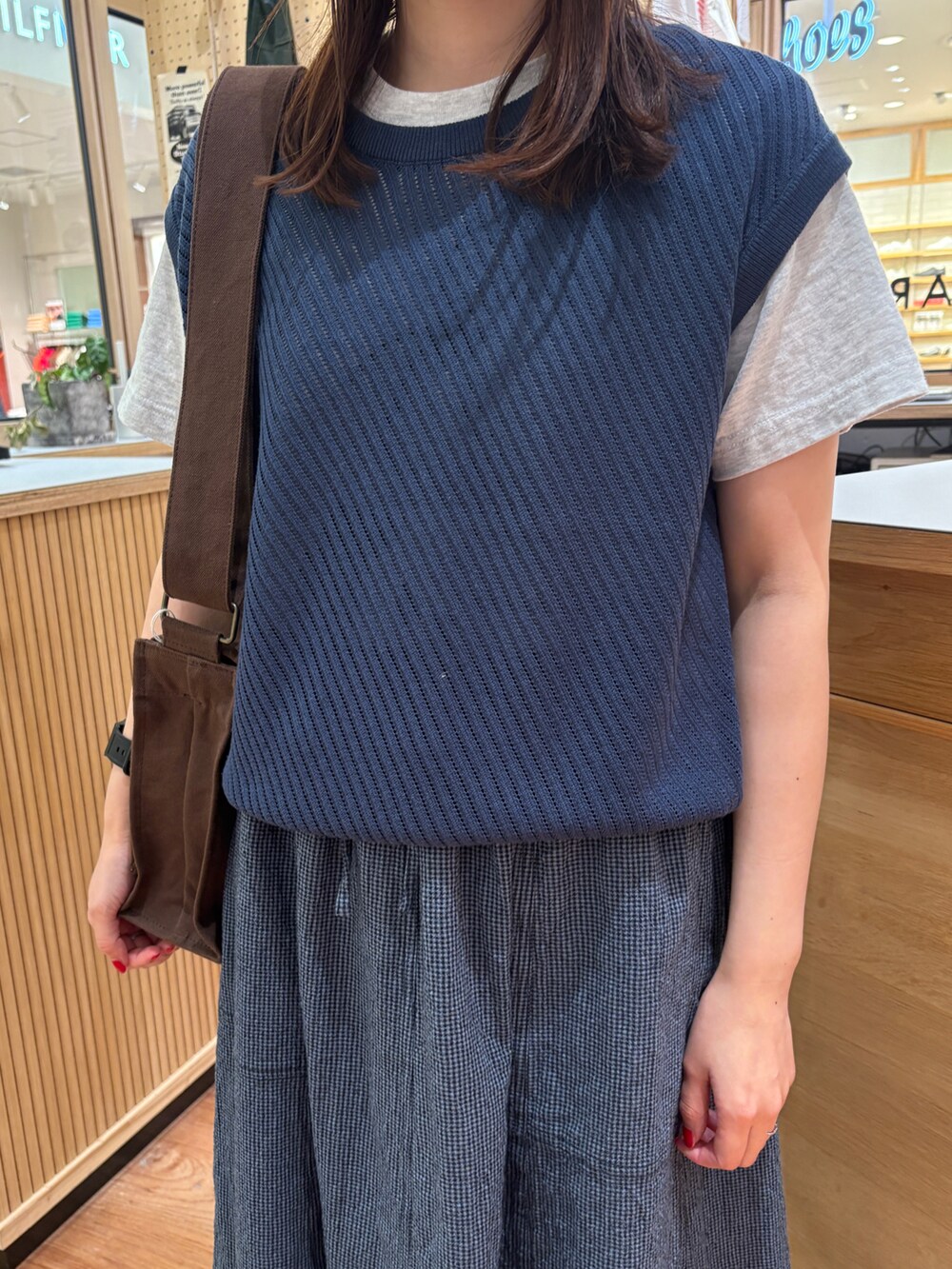 ブルー系のベスト、その他のスカート、グレー系のTシャツ/カットソーを着用したレディースの春コーディネートの4枚目の写真