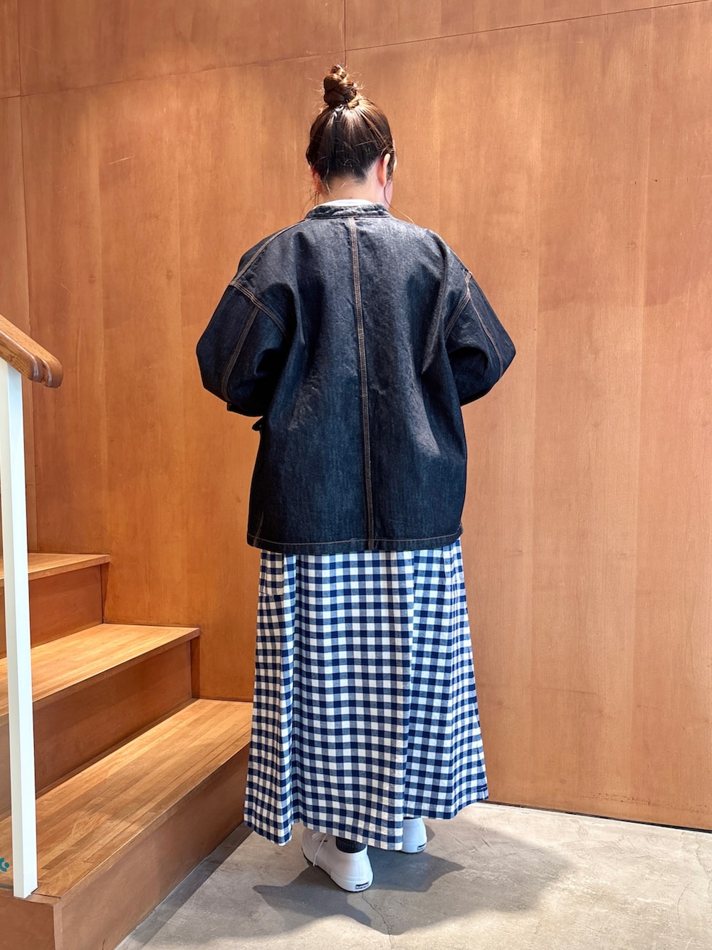 ブルー系のカバーオール、ブルー系のワンピース、ホワイト系のシャツ/ブラウスを着用したレディースの春コーディネートの2枚目の写真