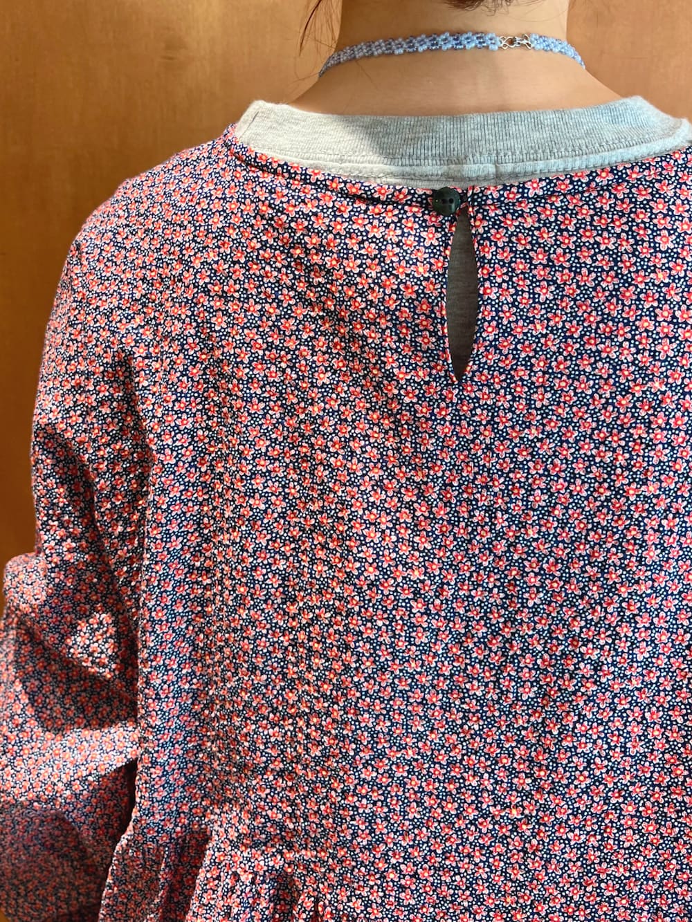 レッド系のワンピース、グレー系のTシャツ/カットソーを着用したレディースの冬コーディネートの5枚目の写真