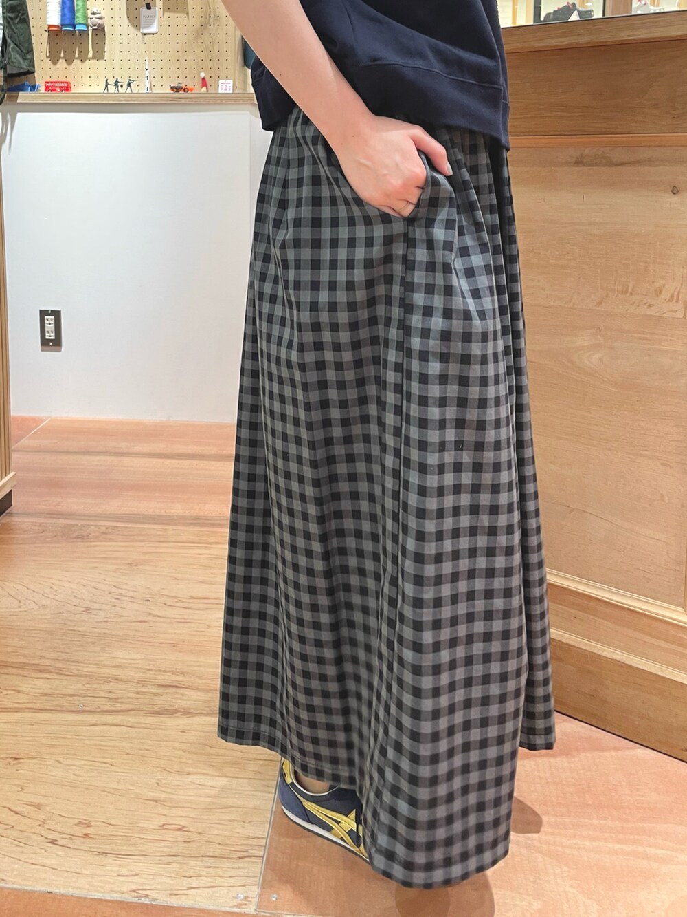 グレー系のスカート、ブルー系のTシャツ/カットソー、ホワイト系の付け襟を着用したレディースの夏コーディネートの4枚目の写真