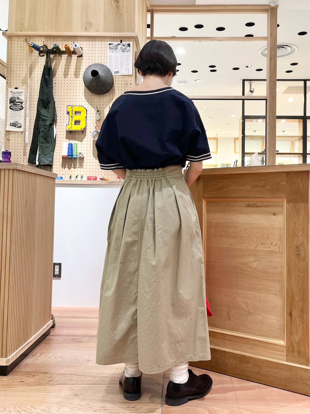 ブルー系のシャツ/ブラウス、ベージュ系のスカートを着用したレディースの春コーディネートの2枚目の写真