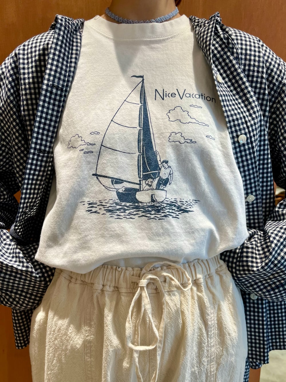 ブルー系のシャツ/ブラウス、ホワイト系のTシャツ/カットソー、ホワイト系のその他パンツを着用したレディースの春コーディネートの3枚目の写真