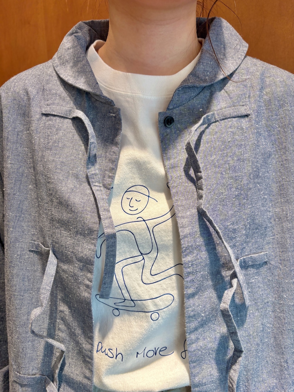 ブルー系のその他アウター、ホワイト系のその他パンツを着用したレディースの春コーディネートの4枚目の写真