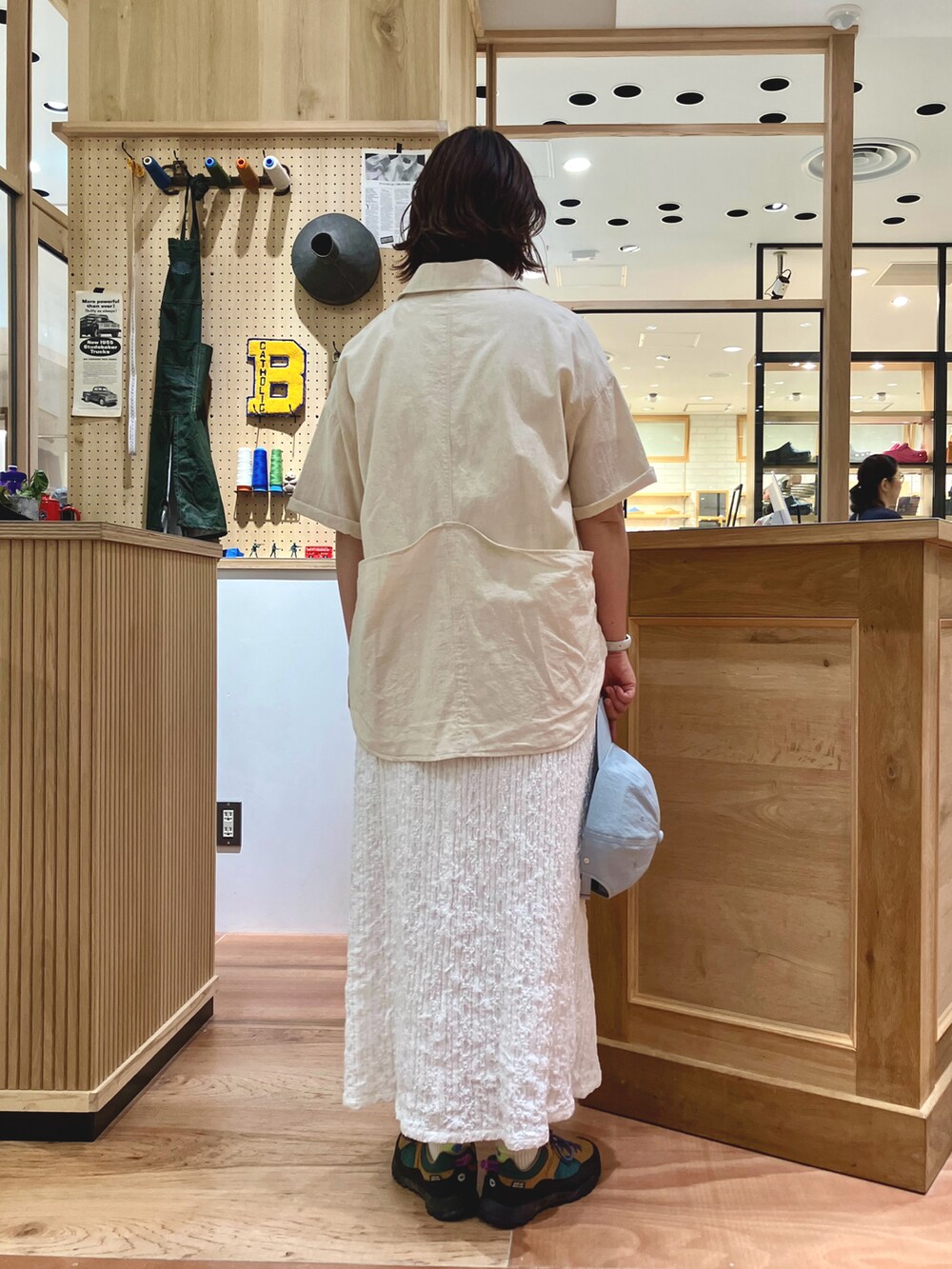 ホワイト系のシャツ/ブラウス、ホワイト系のスカートを着用したレディースの夏コーディネートの4枚目の写真