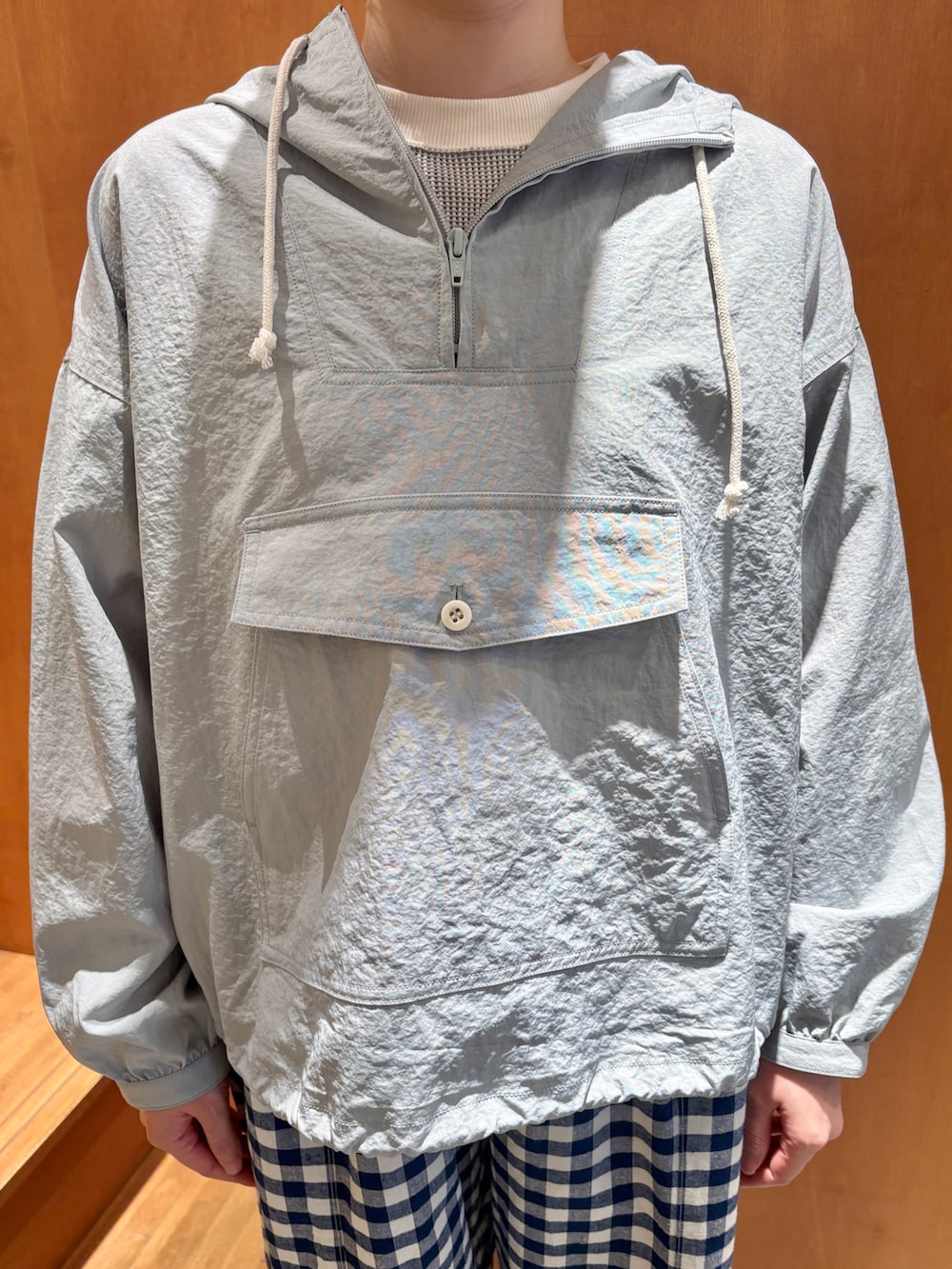 ブルー系のその他アウター、ブルー系のその他パンツ、ベージュ系のモカシン/デッキシューズを着用したレディースの春コーディネートの4枚目の写真