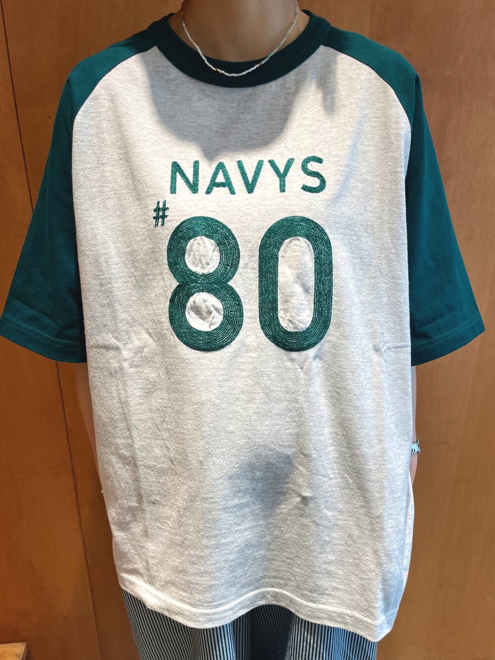 グリーン系のTシャツ/カットソー、その他のその他パンツを着用したレディースの夏コーディネートの3枚目の写真