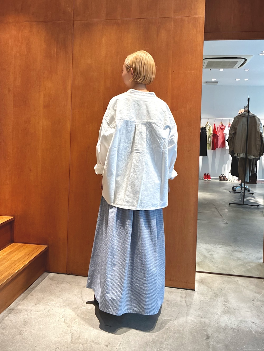 ホワイト系のシャツ/ブラウス、ブルー系のスカート、ベージュ系のモカシン/デッキシューズを着用したレディースの夏コーディネートの4枚目の写真