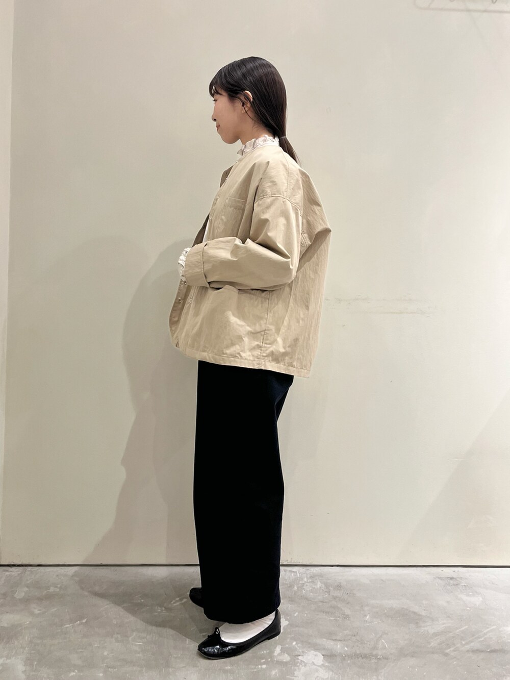 ベージュ系のシャツ/ブラウス、ベージュ系のノーカラージャケット、ブルー系のチノパンツを着用したレディースの秋コーディネートの2枚目の写真