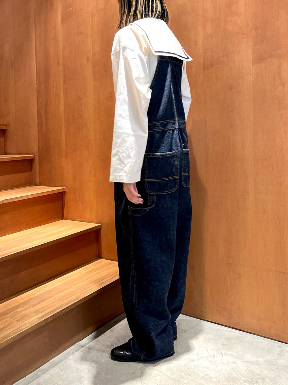 レッド系のタンクトップ、ホワイト系のシャツ/ブラウスを着用したレディースの夏コーディネートの2枚目の写真